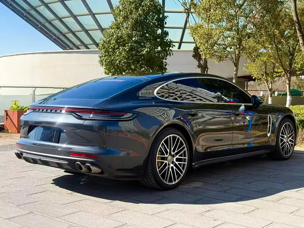 PORSCHE PANAMERA