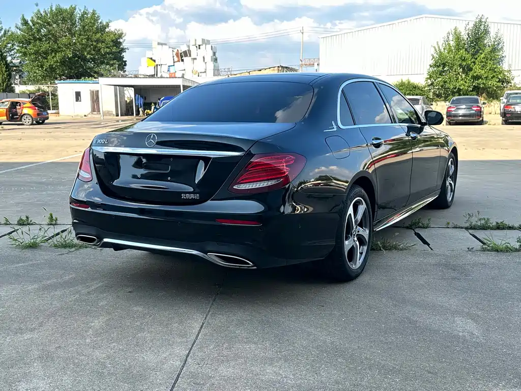 Mercedes-Benz E-Class — миниатюра 10