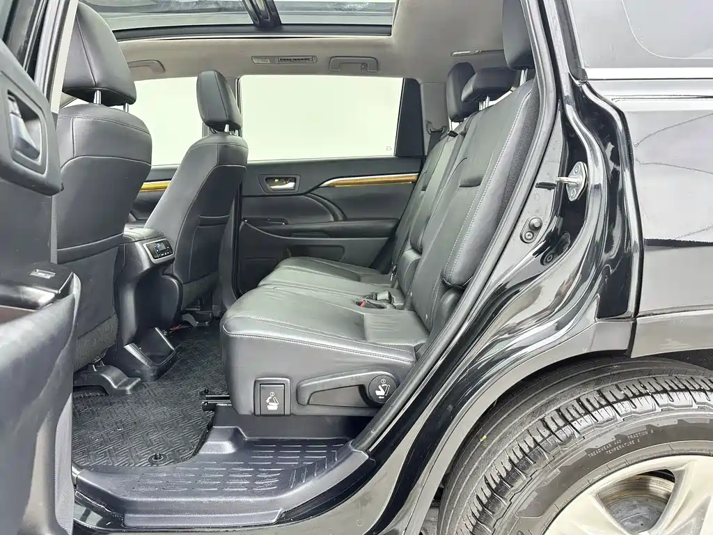 Toyota Highlander 2021 2.0T Luxury 7 мест