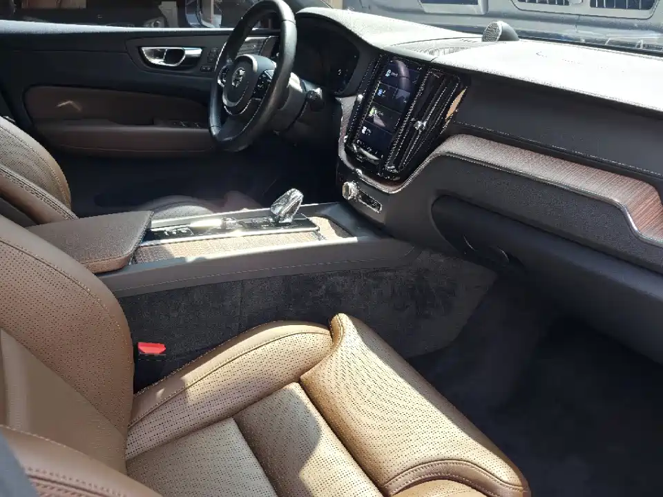 Volvo XC60 PHEV — миниатюра 9