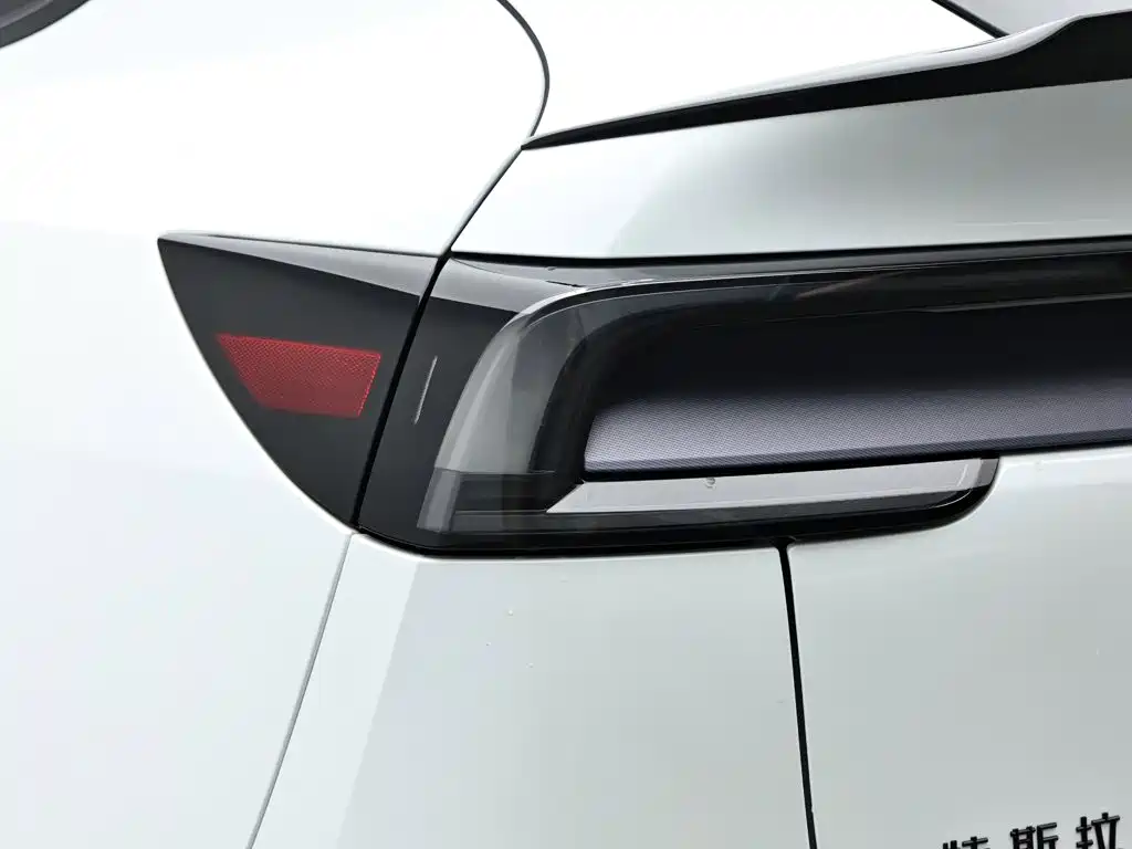 Tesla Model Y L — миниатюра 7