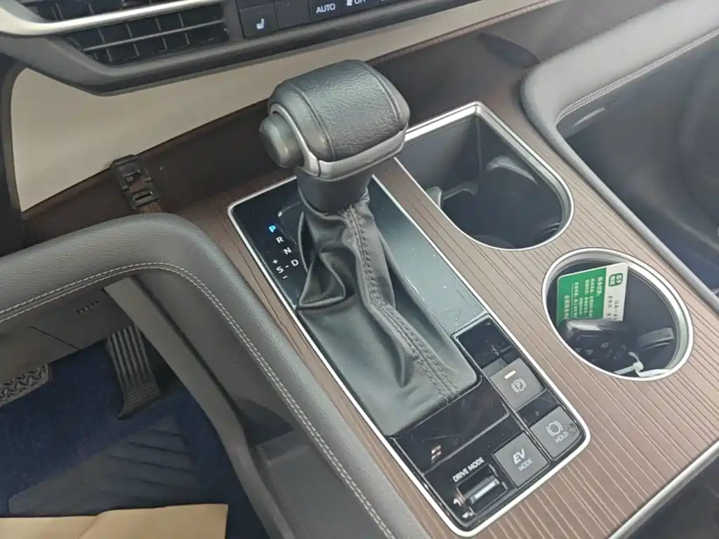 Toyota Granvia — миниатюра 14