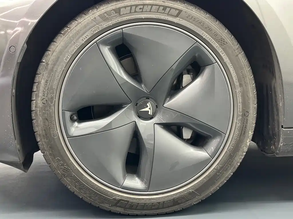 Tesla Model 3 — миниатюра 18