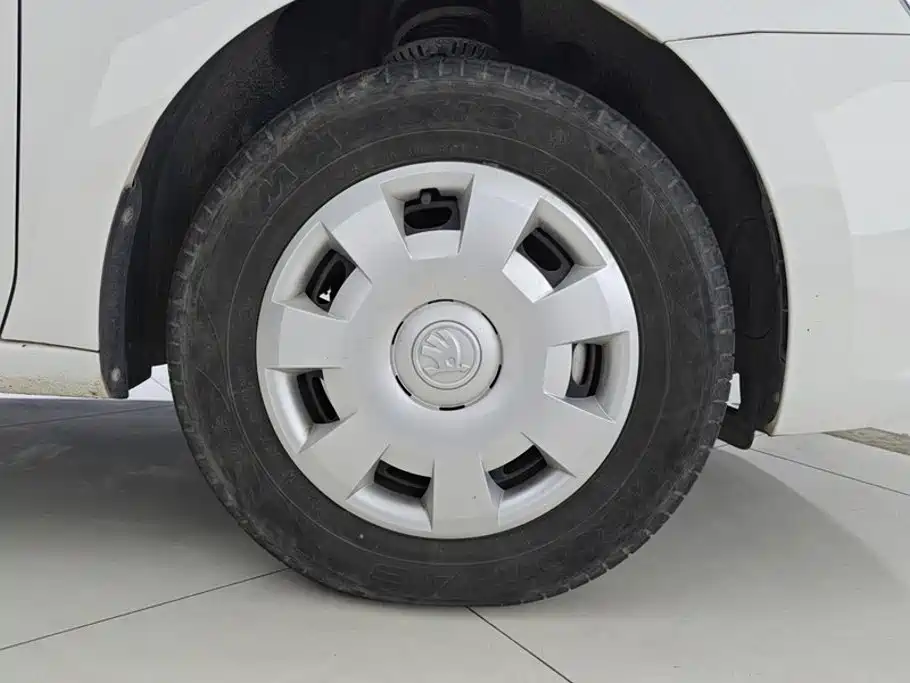 Skoda Rapid — миниатюра 6