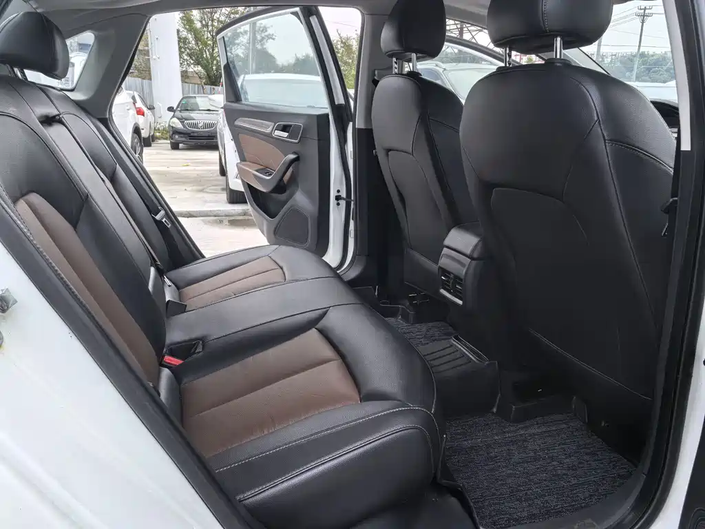 Roewe i6 Classic — миниатюра 10