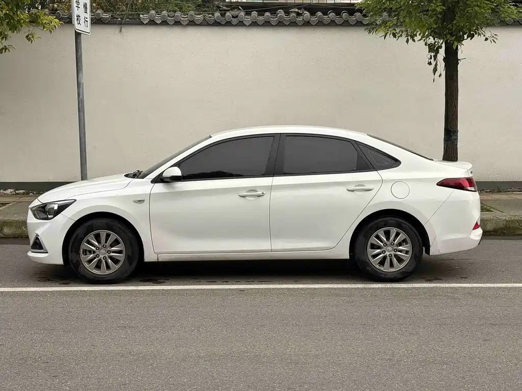 Hyundai Elantra — миниатюра 8