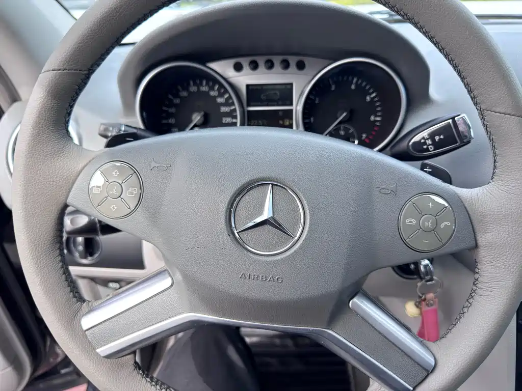 Mercedes-Benz M-Class — миниатюра 13