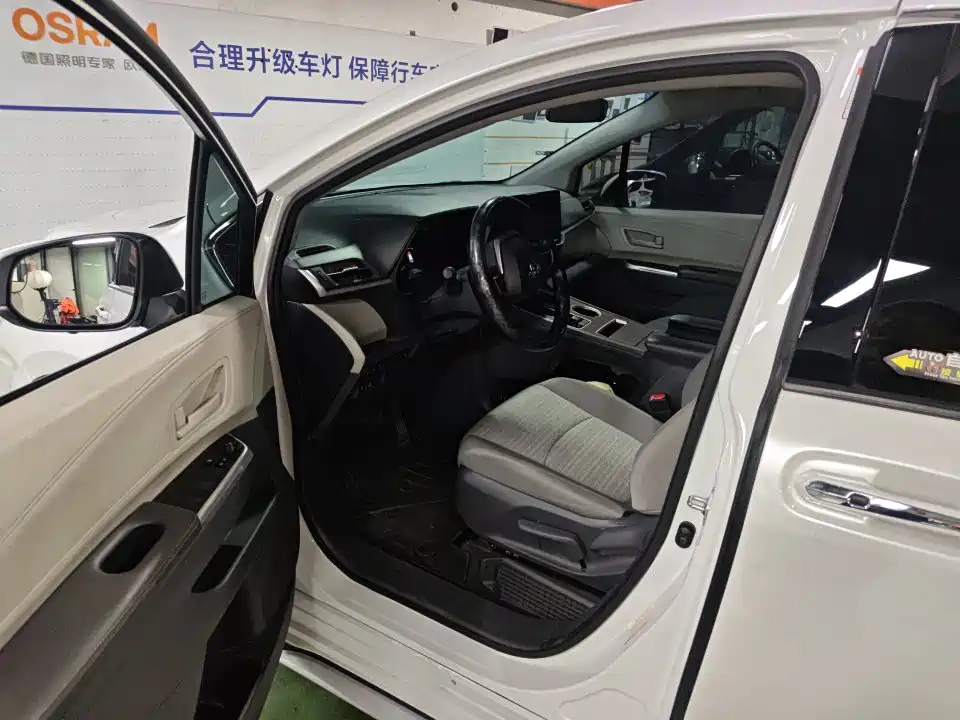 Toyota Granvia — миниатюра 2