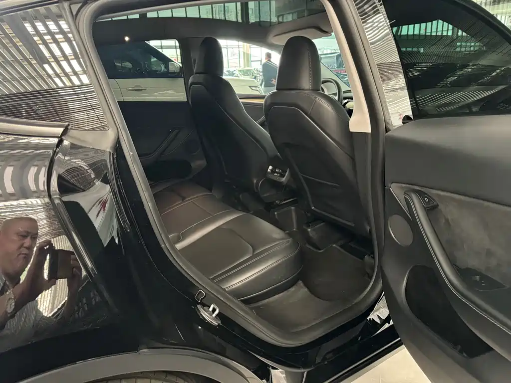 Tesla Model Y — миниатюра 6