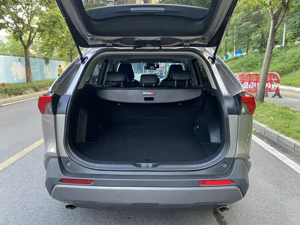 Toyota RAV4 — миниатюра 9