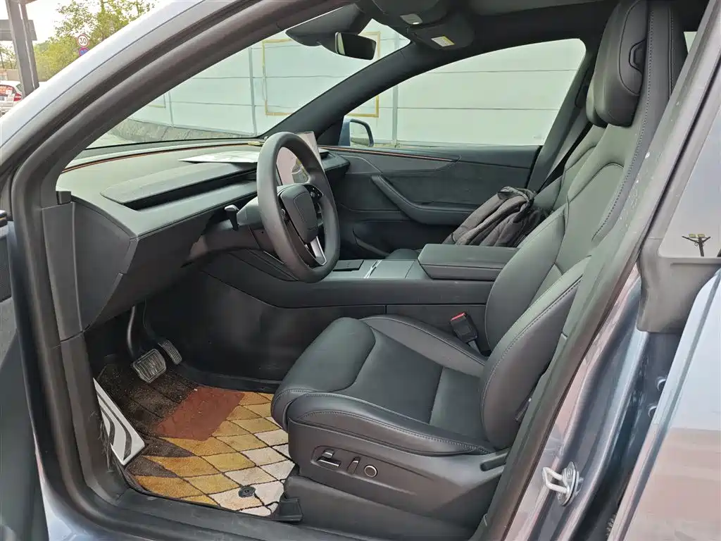 Tesla Model Y L — миниатюра 4
