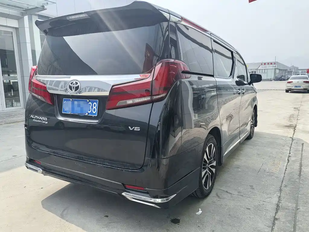 Toyota Alphard — миниатюра 3