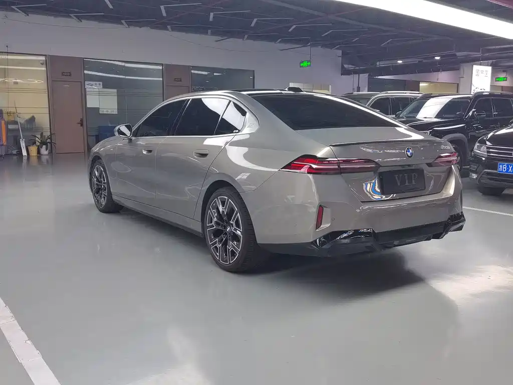 BMW 5 Series — миниатюра 16