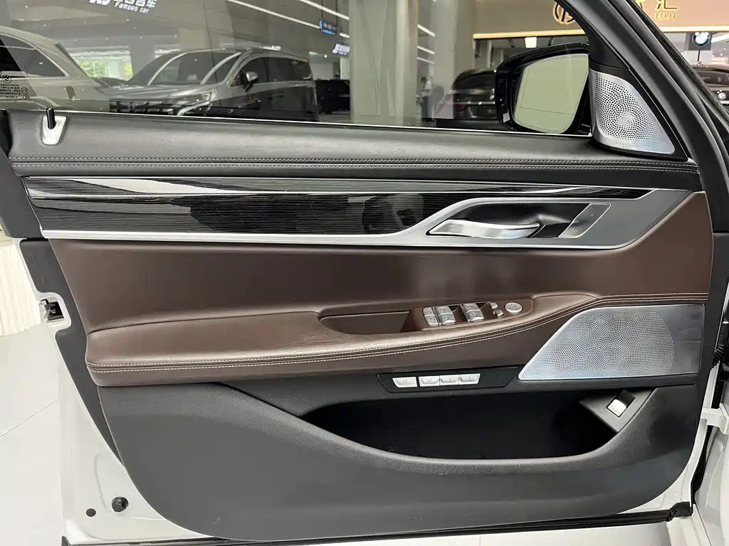 BMW 7 Series — миниатюра 8
