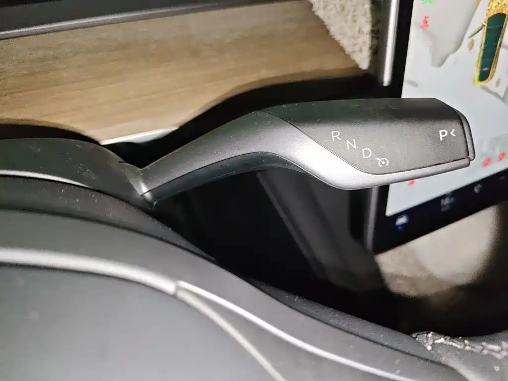 Tesla Model Y — миниатюра 7
