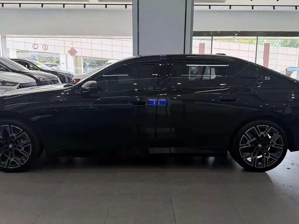BMW 5 Series — миниатюра 3