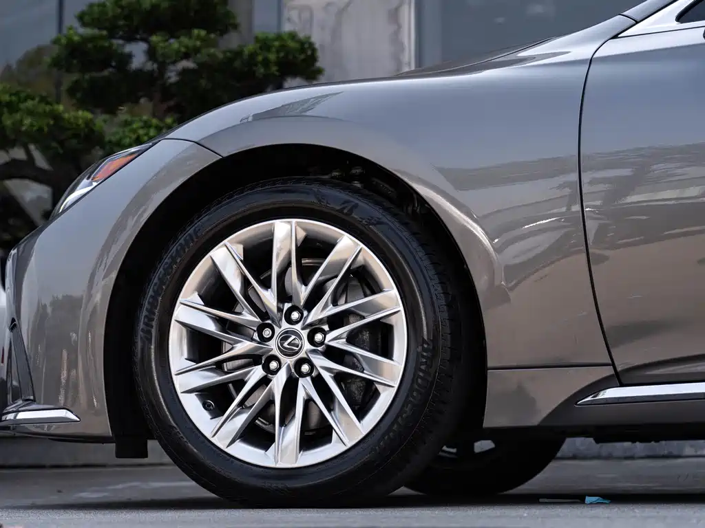 Lexus LS — миниатюра 8