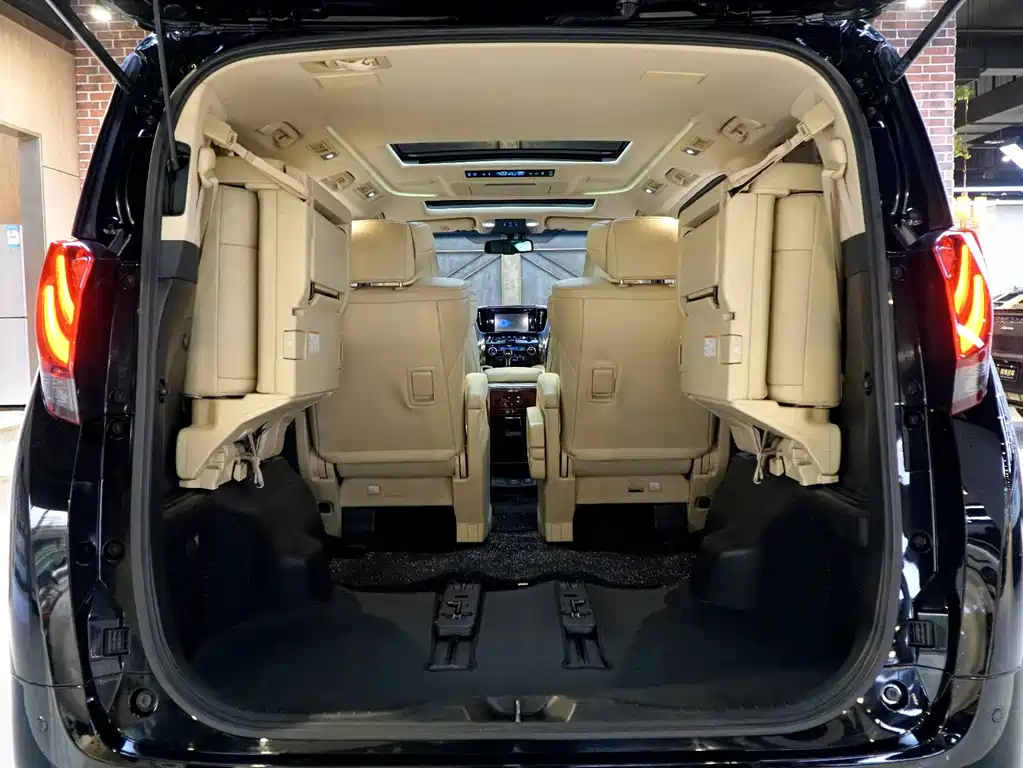 Toyota Alphard — миниатюра 24