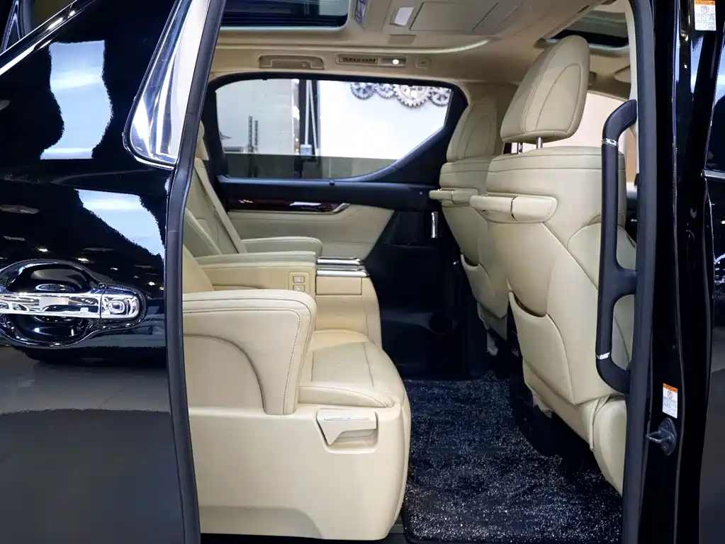 Toyota Alphard — миниатюра 13
