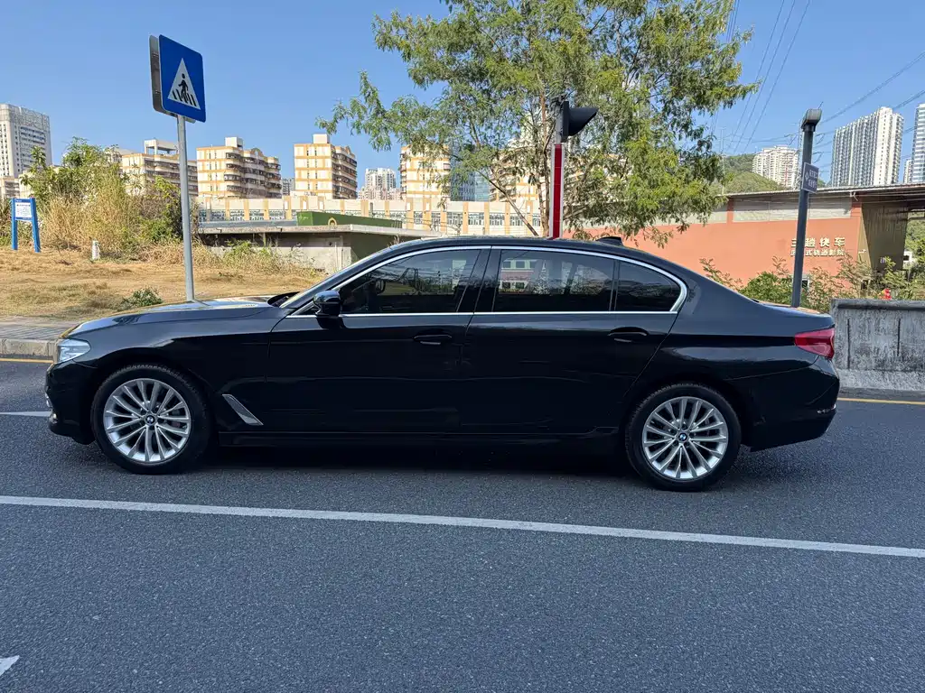 BMW 5 Series — миниатюра 7