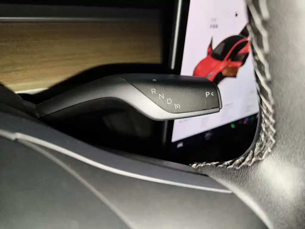 Tesla Model Y — миниатюра 10