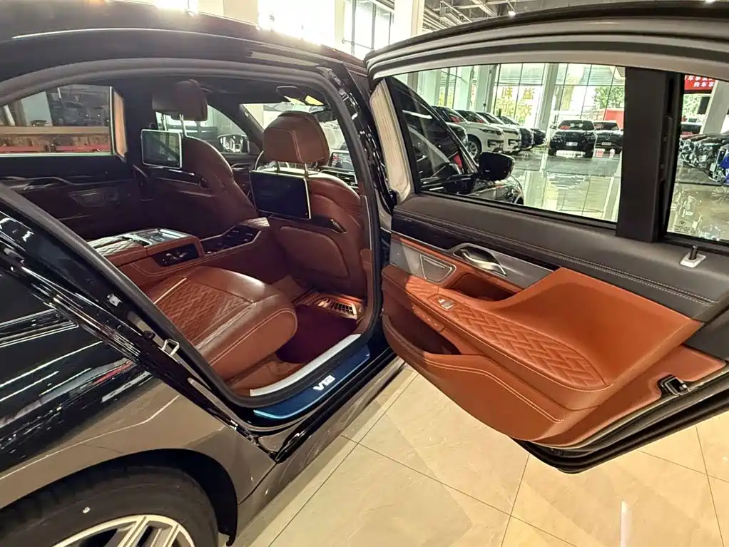 BMW 7 Series — миниатюра 33