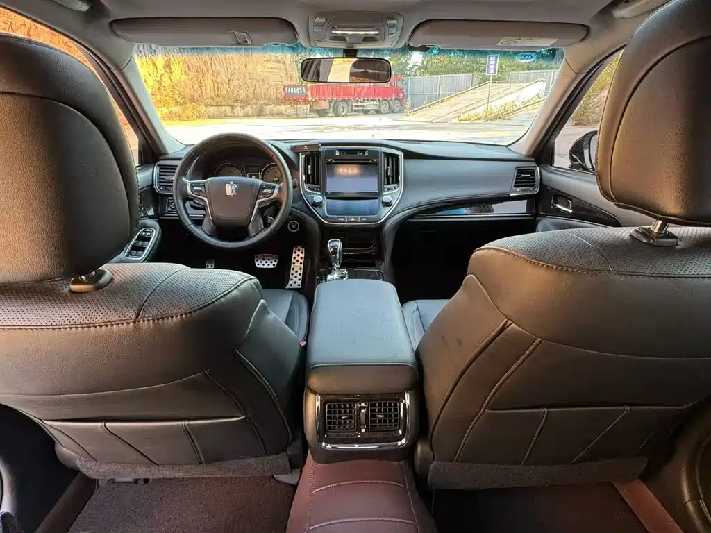 Toyota Crown — миниатюра 9