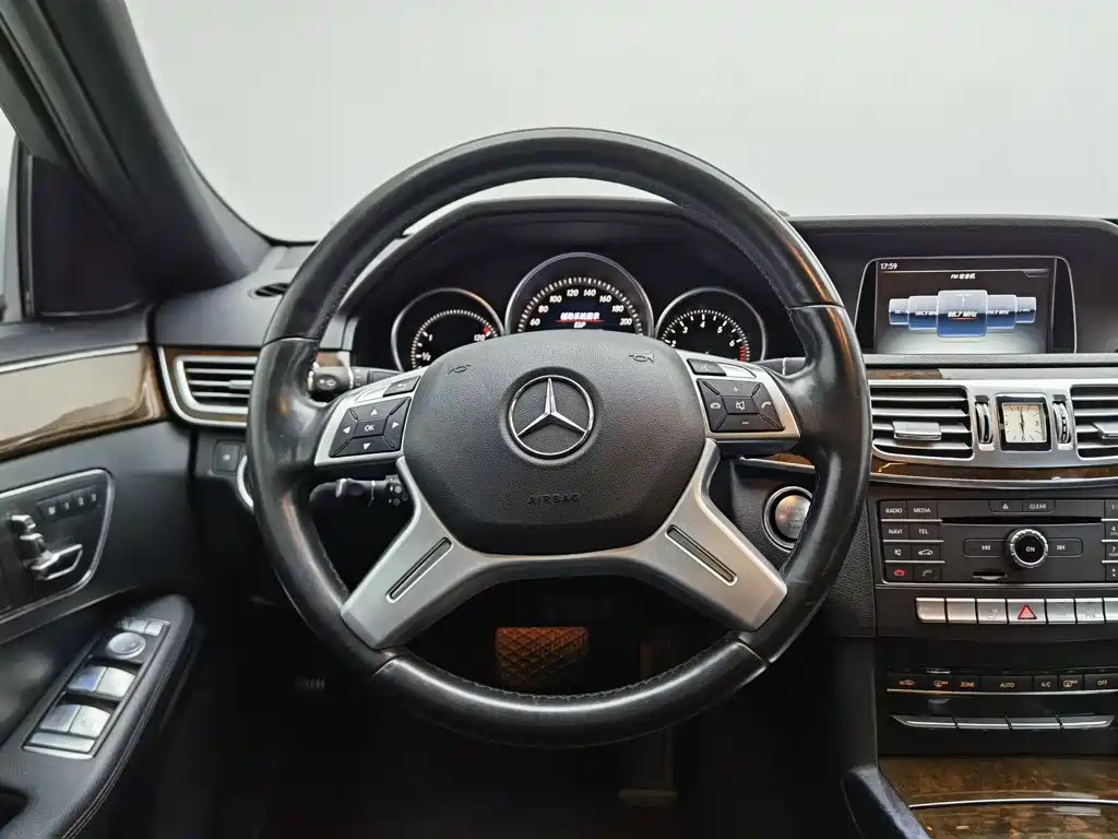 Mercedes-Benz E-Class — миниатюра 11