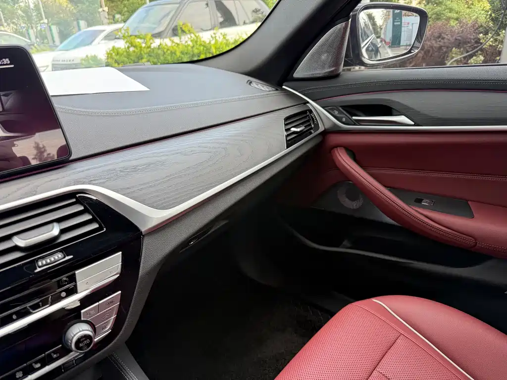 BMW 5 Series — миниатюра 7