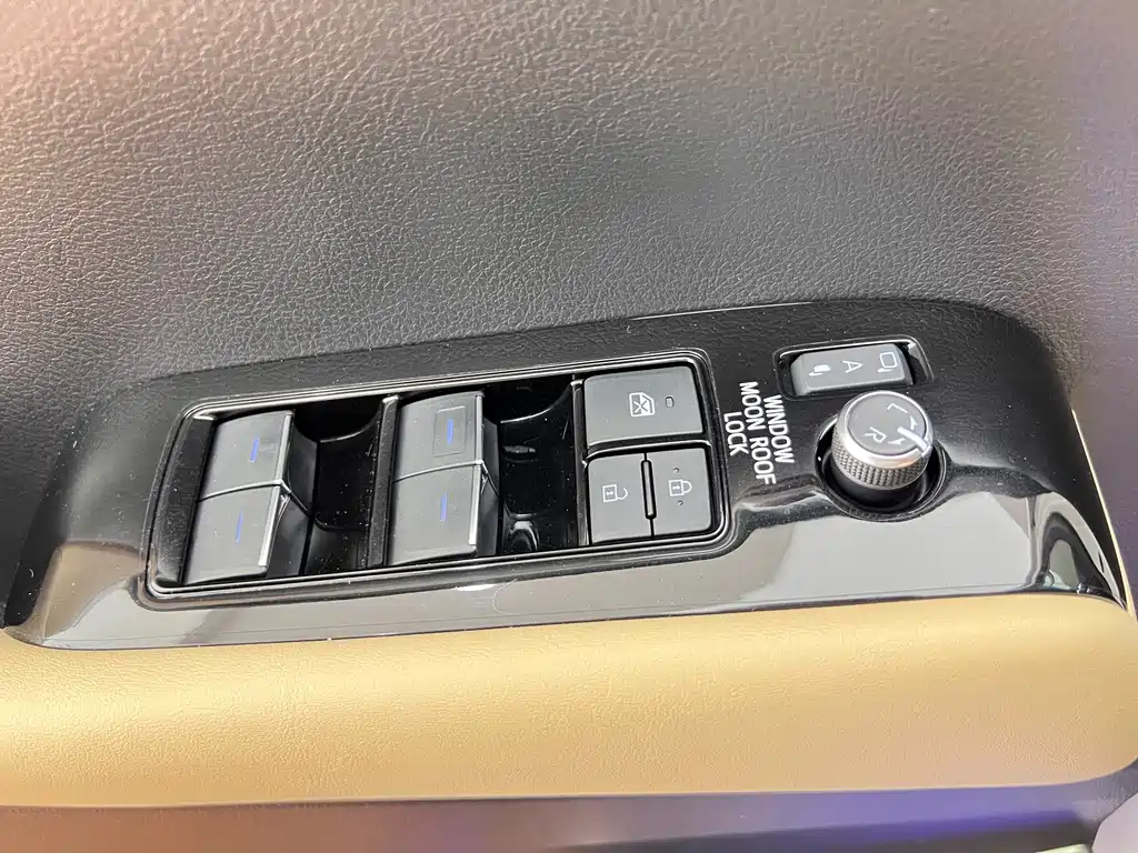 Toyota Alphard — миниатюра 18
