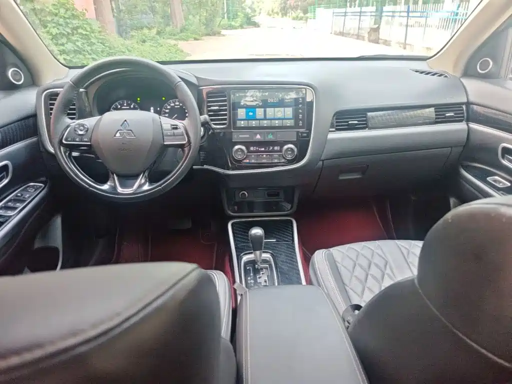 Mitsubishi Outlander — миниатюра 10