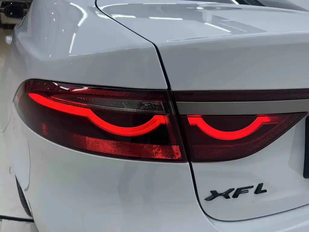 Jaguar XFL — миниатюра 5