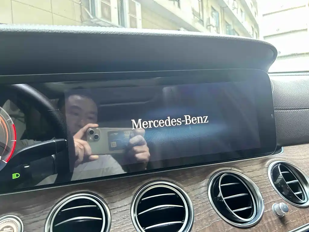 Mercedes-Benz E-Class — миниатюра 13