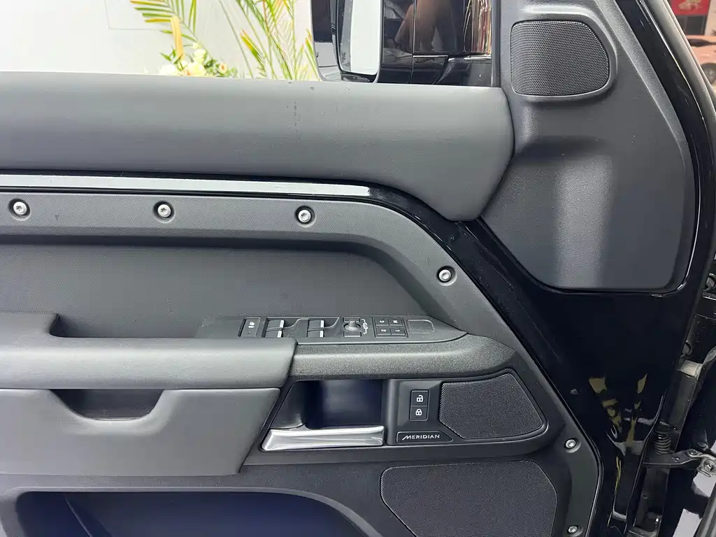 Land Rover Defender — миниатюра 7