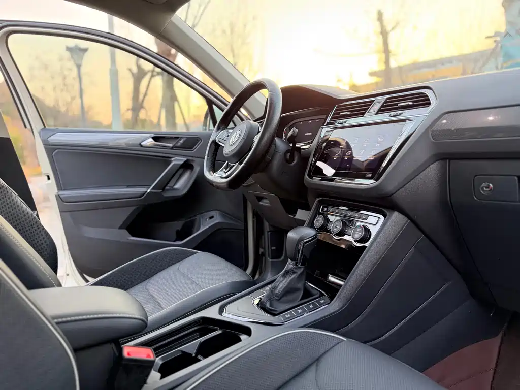 Volkswagen Tiguan L L 2021 330TSI AT R-Line Flagship