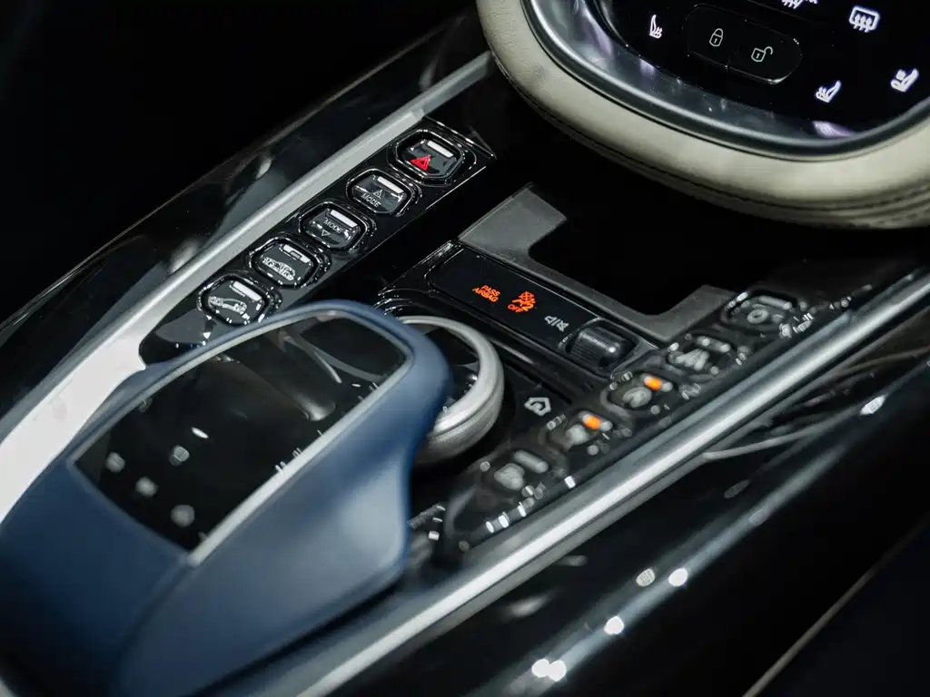Aston Martin DBX — миниатюра 25