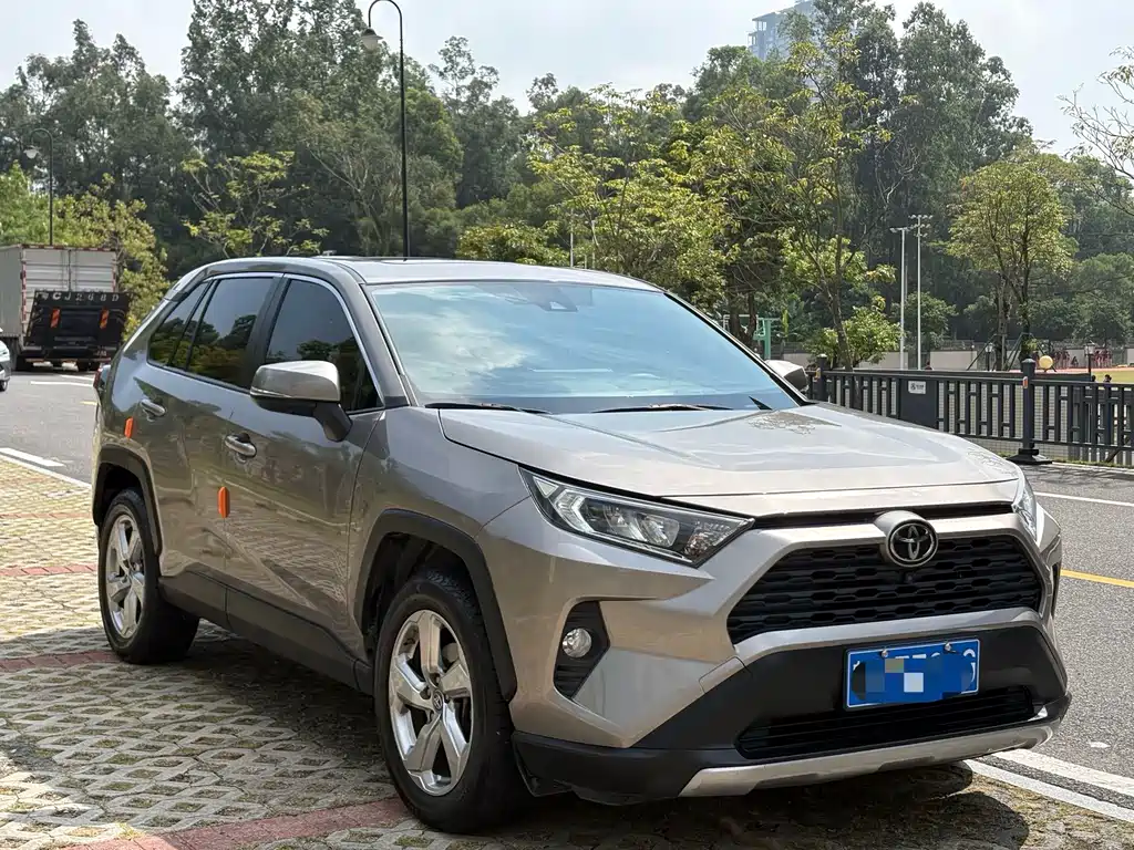 Toyota RAV4 — миниатюра 3