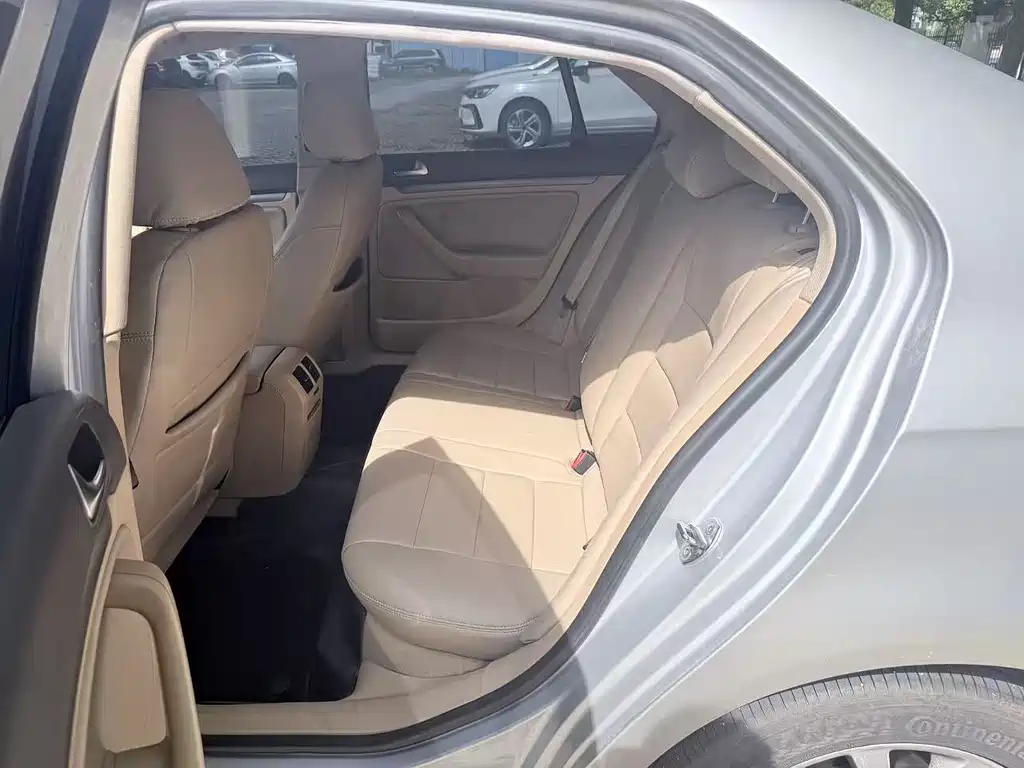 Volkswagen Sagitar 2009 2.0L AT