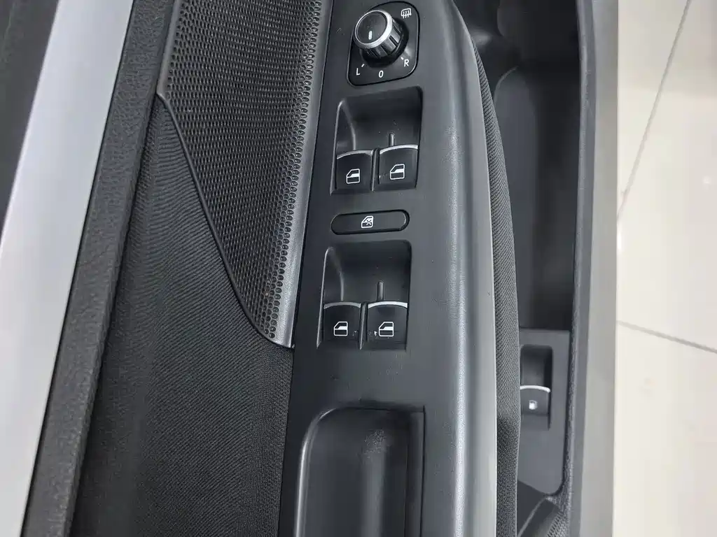 Volkswagen Sagitar — миниатюра 12