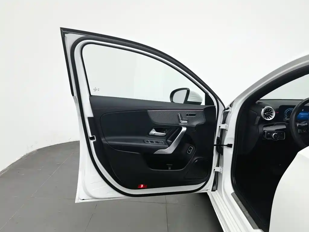 Mercedes-Benz A-Class — миниатюра 8