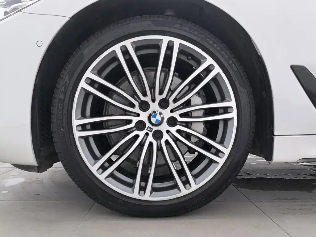 BMW 5 Series — миниатюра 17