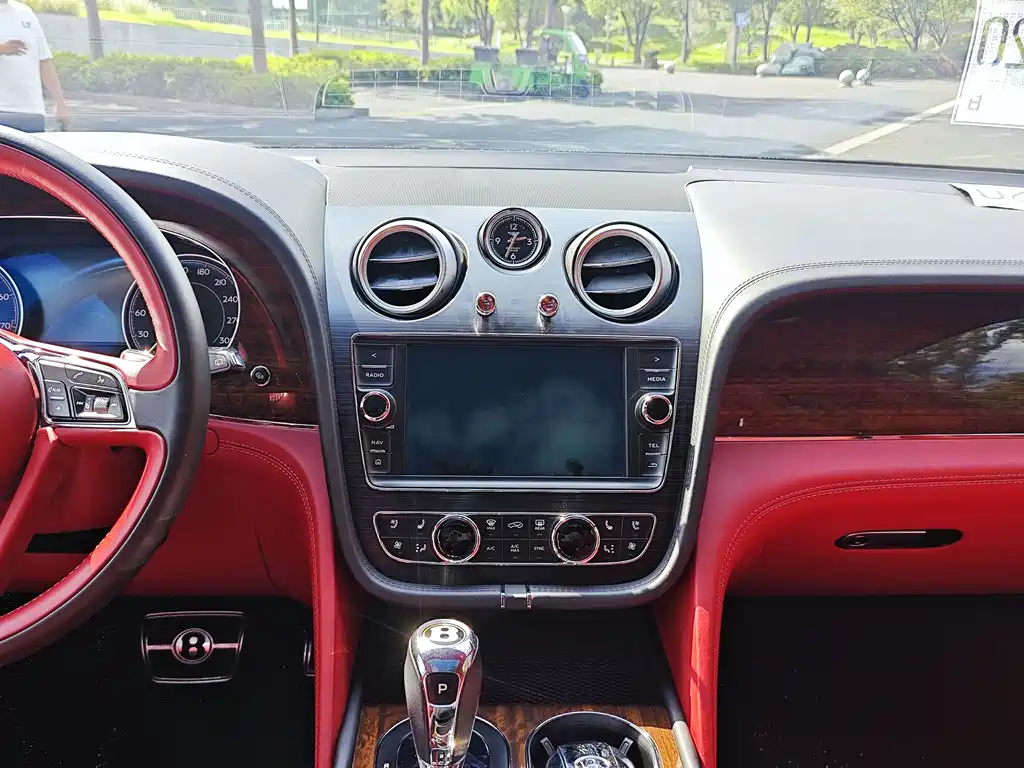 Bentley Bentayga — миниатюра 12