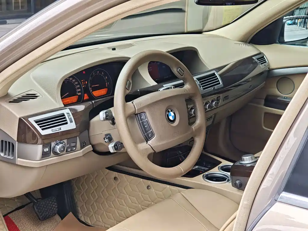 BMW 7 Series — миниатюра 9