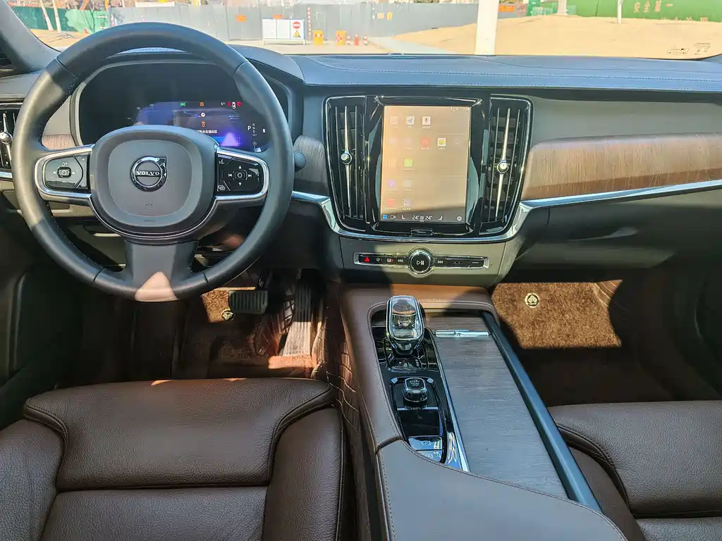 VOLVO S90