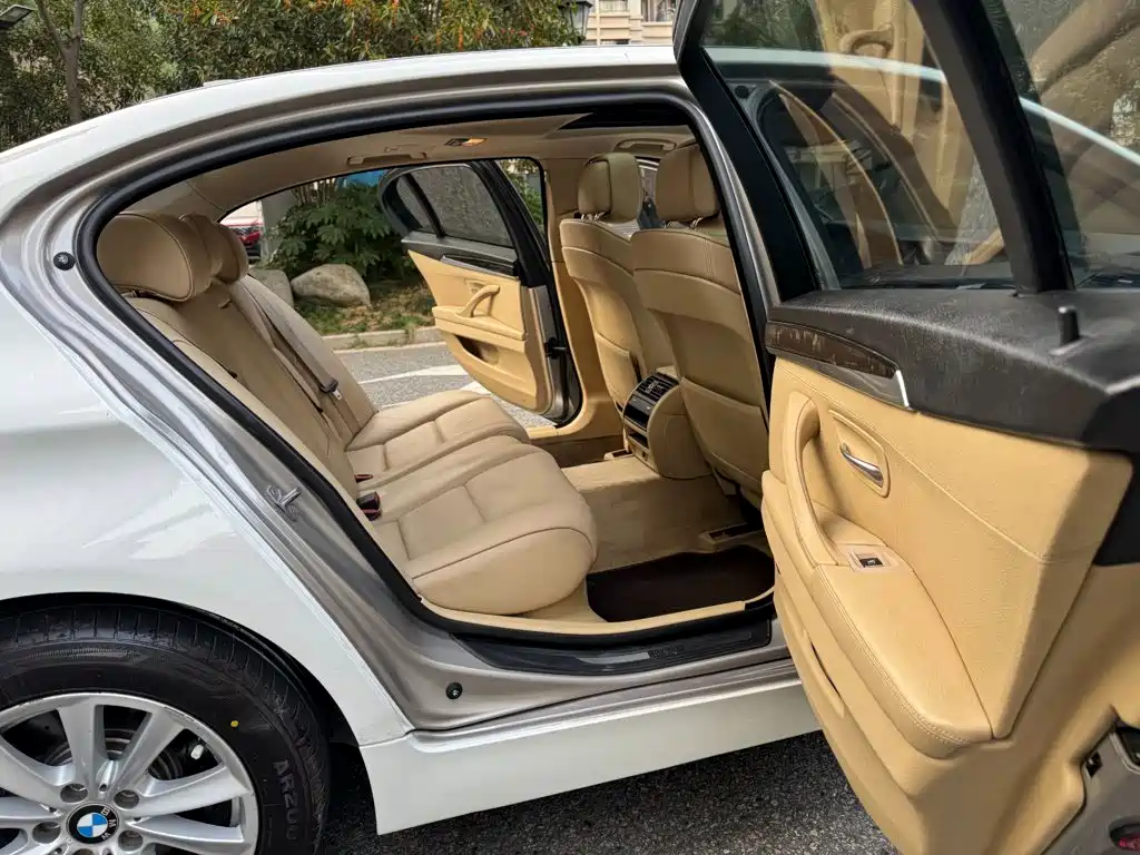 BMW 5 Series — миниатюра 12