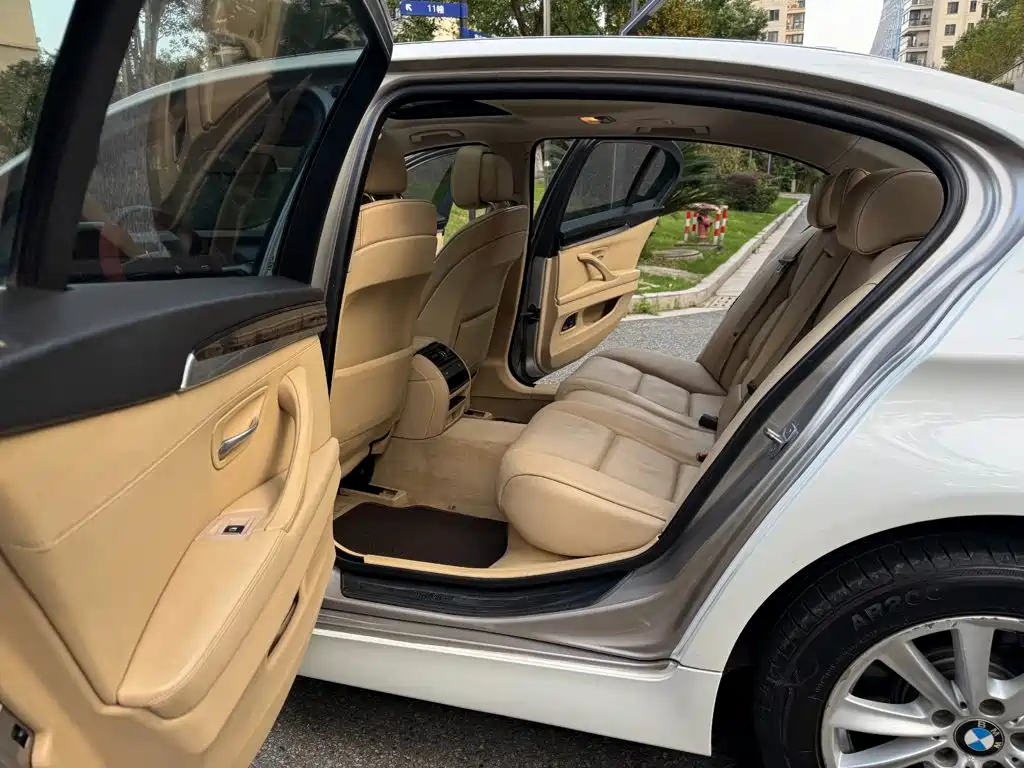 BMW 5 Series — миниатюра 11