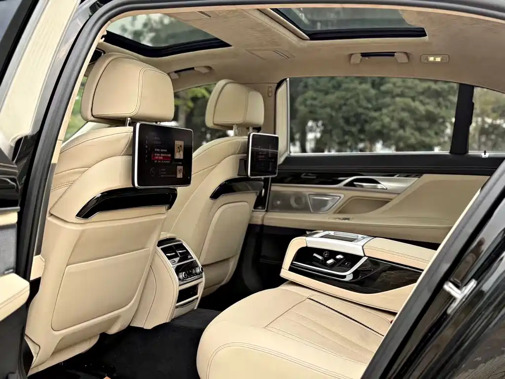 BMW 7 Series — миниатюра 10