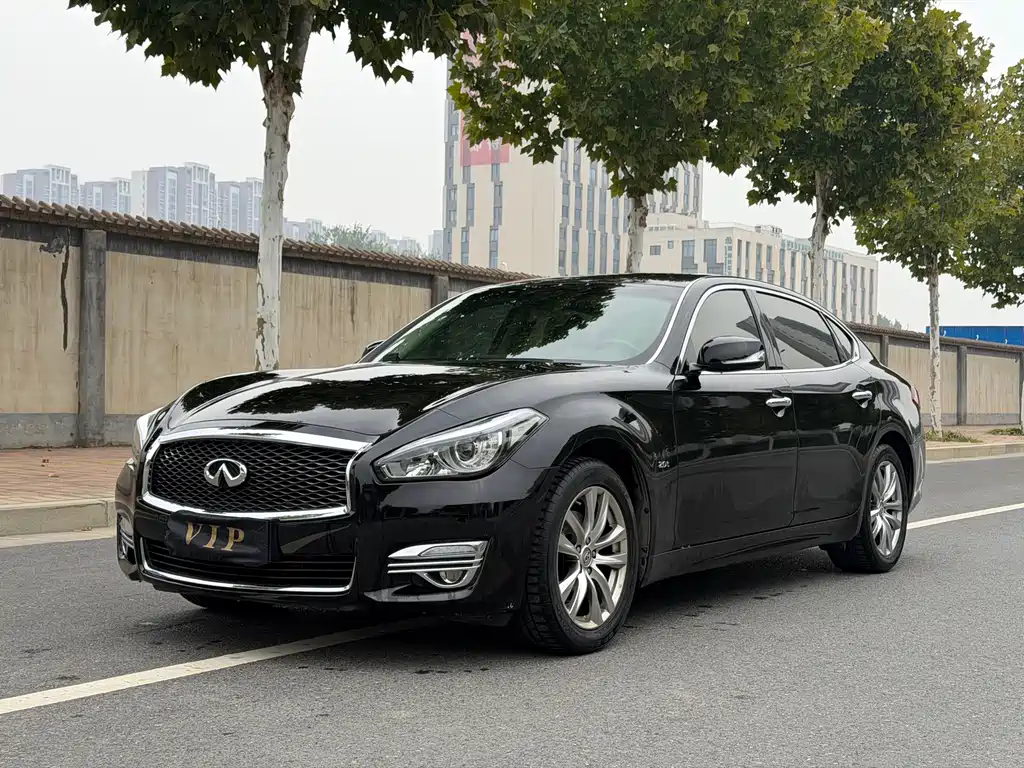 Infiniti Q70