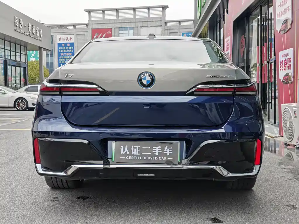 BMW I7