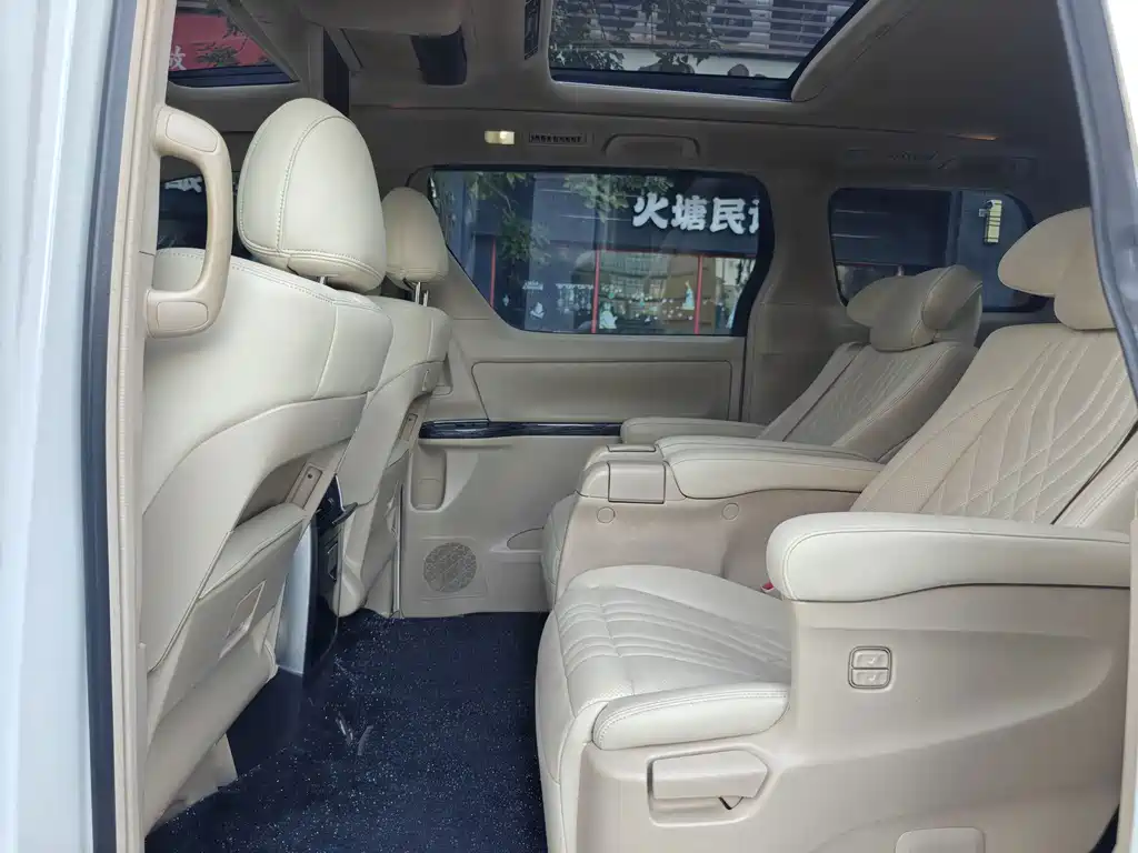 Toyota Alphard — миниатюра 9